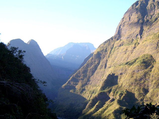 Le soleil se lève également sur le Gros Morne et le Piton Cabris
