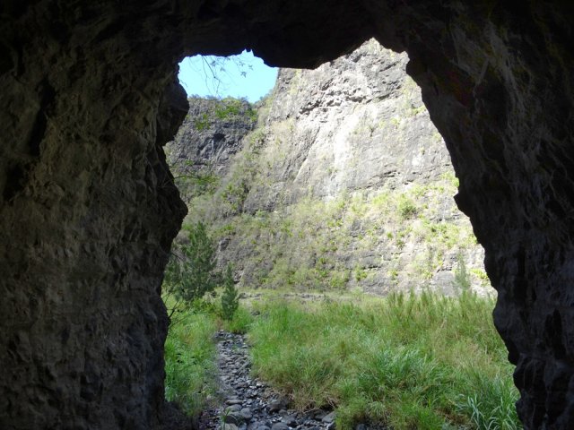 Le tunnel permet de contourner l'ouvrage et retrouver le sentier un peu plus loin
