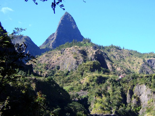 Quand on s'approche, on distingue de mieux en mieux les premières cases de Cayenne