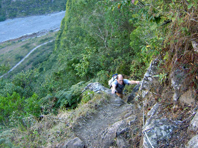 Un passage sécurisé un peu raide dans la montée vers Dos d'Ane