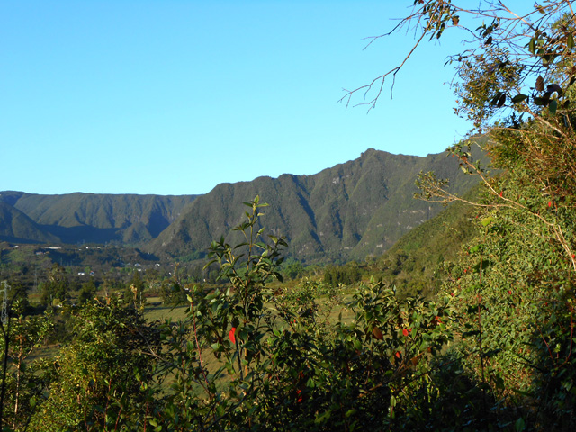 Début de la montée. Vue sur la Petite Plaine