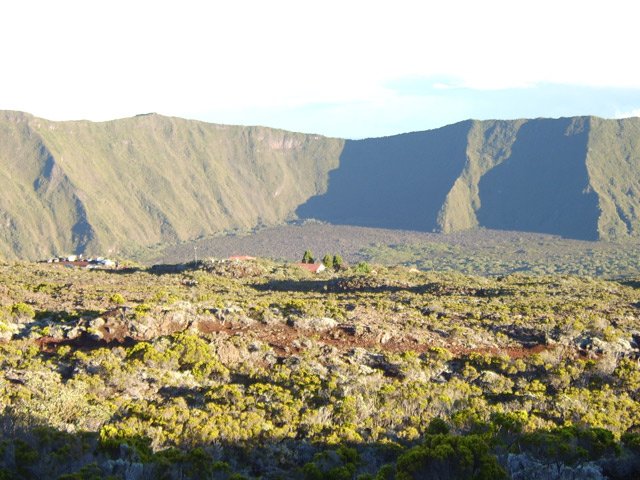 Le Gîte du Volcan depuis le Pas de Bellecombe