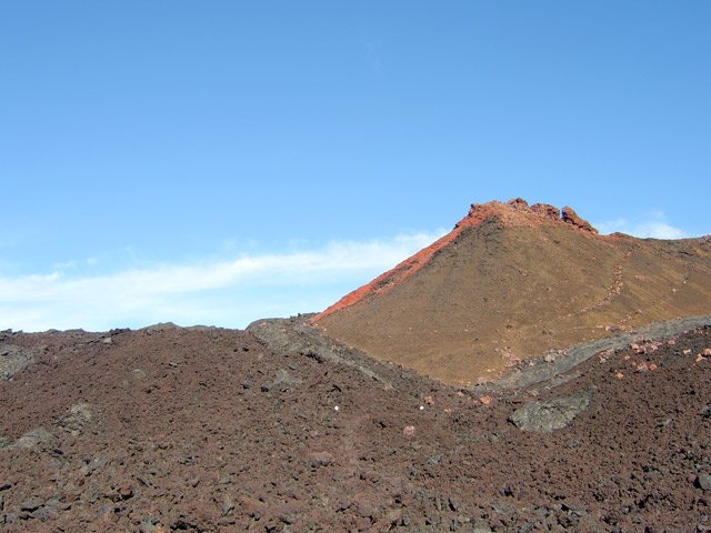 Les gratons séparant de ce cratère sont acérés. Gare à la chute