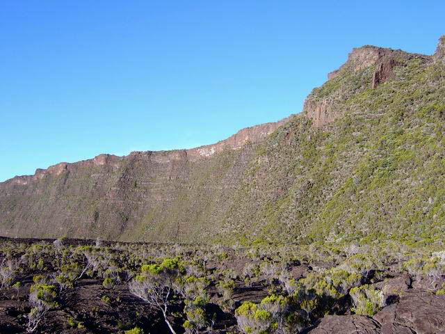 L'Enclos Fouqué, près du Formica Léo. En haut à droite, le Pas de Bellecombe
