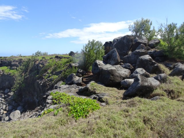 Bel amoncellement de roches en bordure de falaise