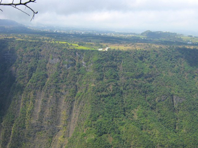 On remarque assez bien la Canalisation des Hirondelles