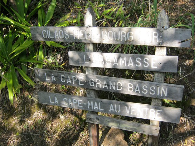 Le panneau aux flèches sciées