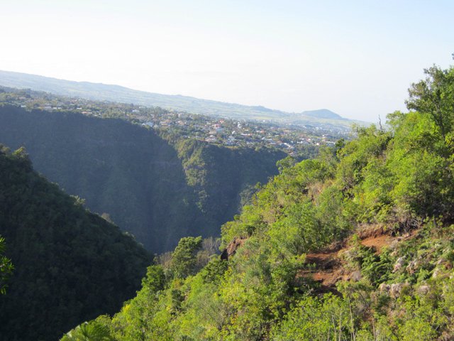 Le sentier de terre rouge en bord de rempart