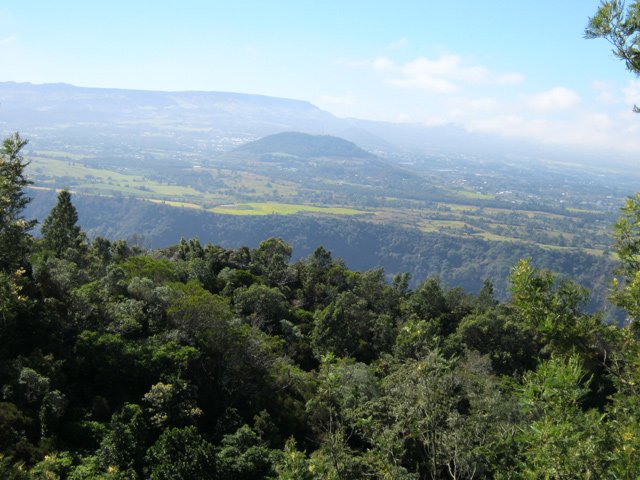 Large panorama sur la Plaine des Cafres jusqu'au volcan