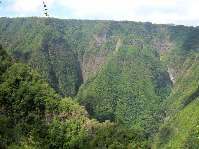 L'imposant coteau du Pont d'Yves