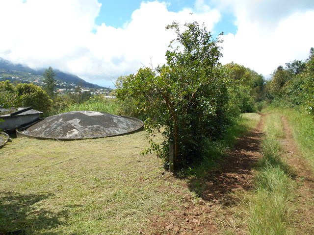 Début de la remontée par la piste près des réservoirs