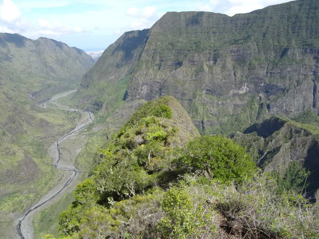 On voit toute la Rivière des Galets et le Port à l'horizon