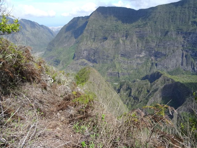 Ici, le sentier en corniche demande un peu plus d'attention
