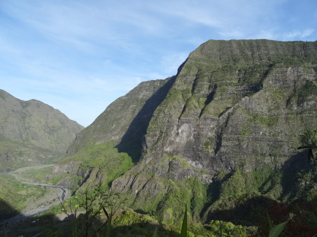La descente de Dos d'Ane et le Cap Noir qu'on reconnait à la tache blanche du kiosque