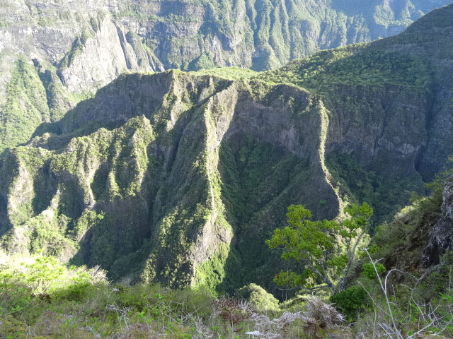 L'Îlet à Déjeuner entouré de remparts déchiquetés