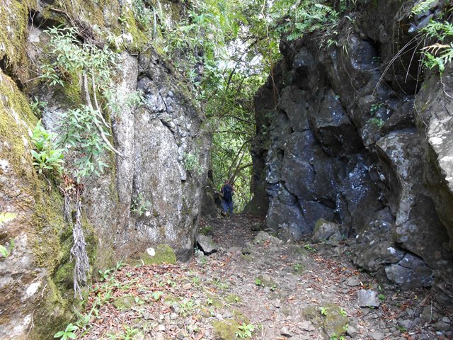 Passage rocheux creusé pour la passage de l'eau