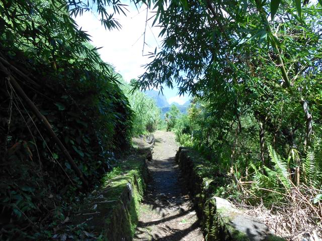 Les restes du canal servant de sentier