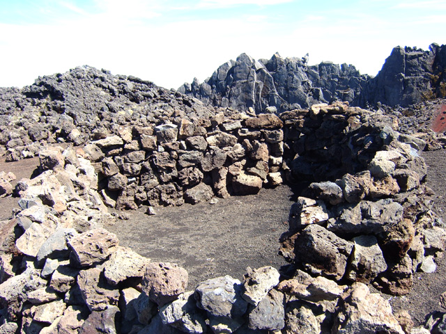Des petites murettes sont édifiées au sommet pour protéger le bivouac du froid