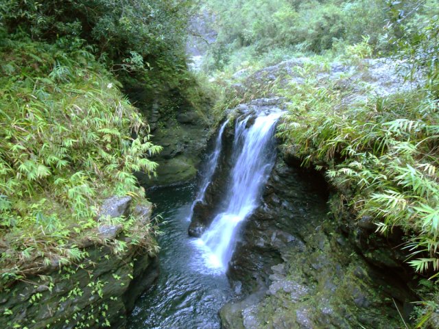 La dernière petite chute de la Ravine Blanche se jetant dans la Bras de Caverne