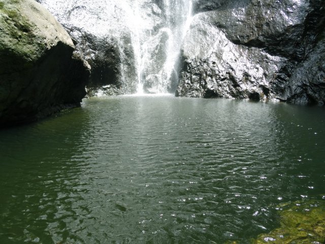 Le bassin se prête à la baignade uniquement si la cascade est faible, comme ici