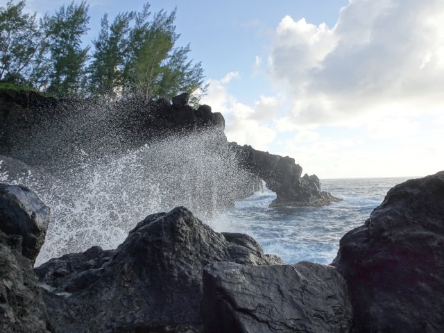 Attention aux vagues pour aller immortaliser l'arche du Quai de l'Eglise