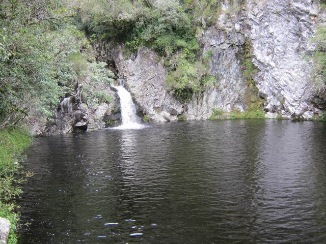 Une cascade tombant de la retenue d'eau du captage dans un bassin noir