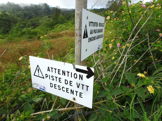 Des panneaux avertissent de la présence de vététistes