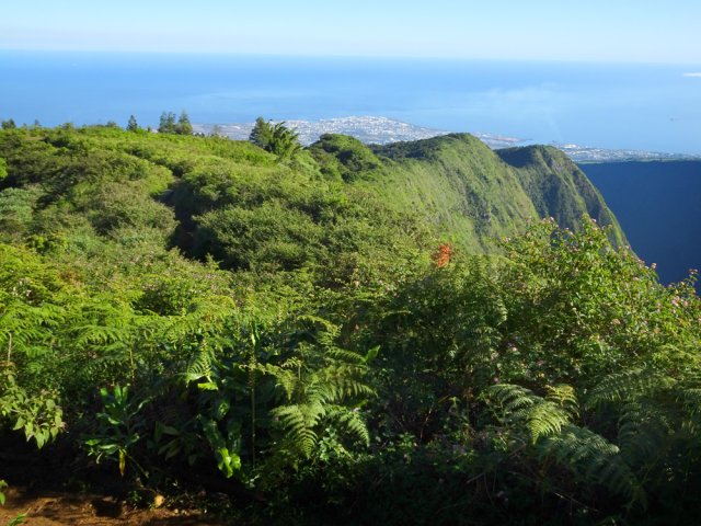 Le sentier se rapproche au plus près du rempart de la Rivière des Galets