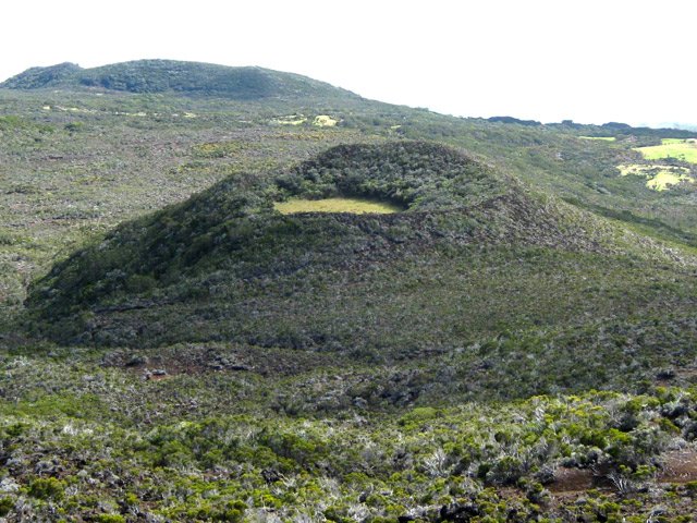 Le superbe cratère du Piton Caverne Pomme de Terre