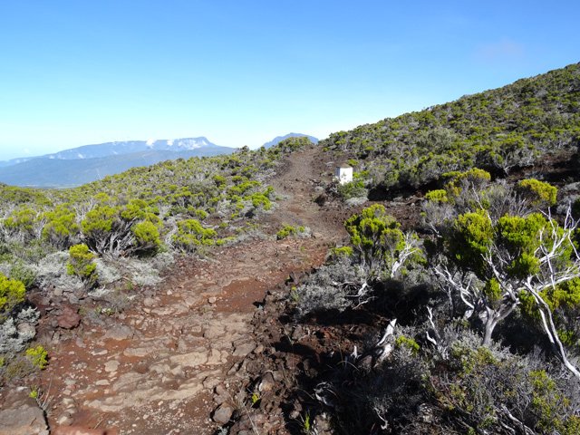 On s'approche du monument dédié à Josémont Lauret