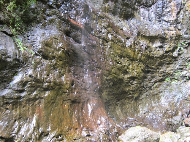 L'eau tombe en fines goutellettes