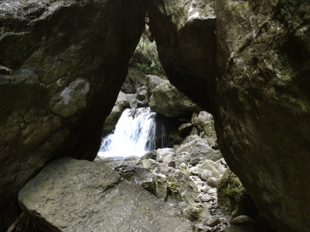 Passage presque obligé entre deux rochers