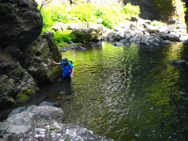 ... Il faut donc marcher souvent les pieds dans l'eau ou sur les roches