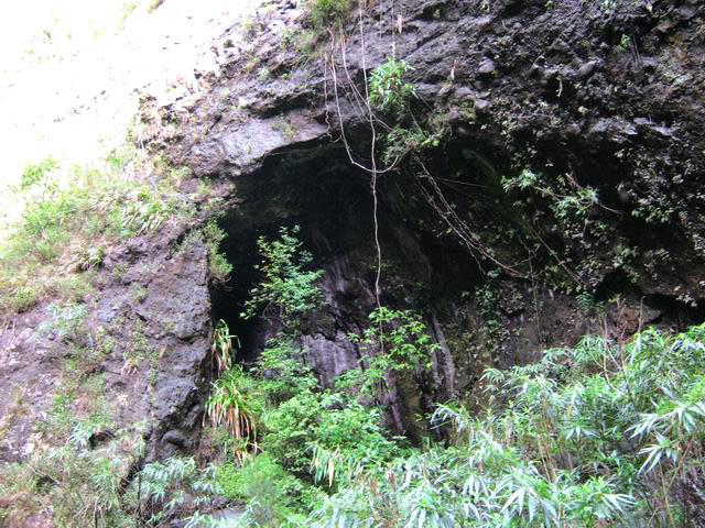 Une des cavernes qui a donné sans doute le nom à la ravine