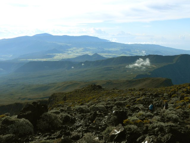 Descente vers le gîte. Au loin, la Plaine des Cafres et la Fournaise