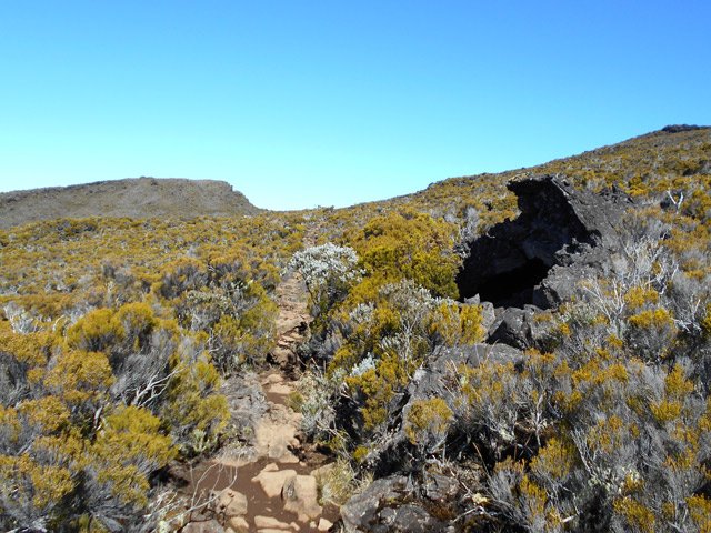 La petite grotte, fin d'un tunnel de lave près des Trois Petits Bonhommes