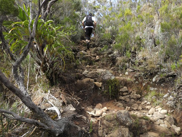 Très hautes marches parfois dans les cailloux après le Cap Anglais