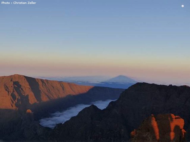 Christian a fixé sur l'image la lune et l'ombre du piton sur les nuages