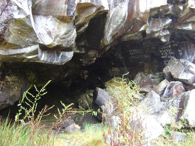 La Caverne Mussard, comme à la Roche Ecrite, est recouverte de tags