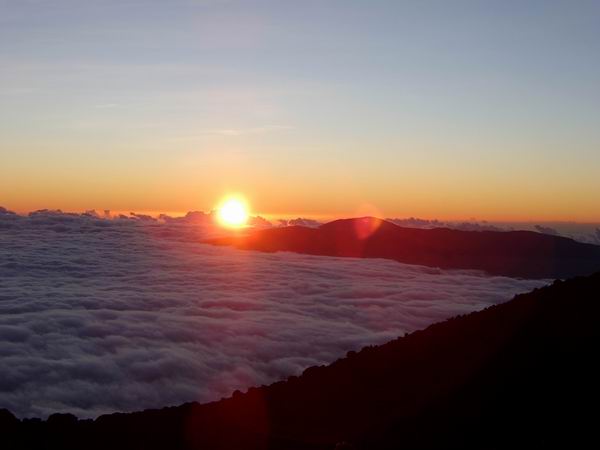 Lever de soleil sur la Fournaise, elle même dans une mer de nuages