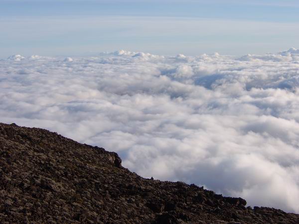 Souvent, seul le Piton des Neiges émerge des nuages. Emerveillement garanti