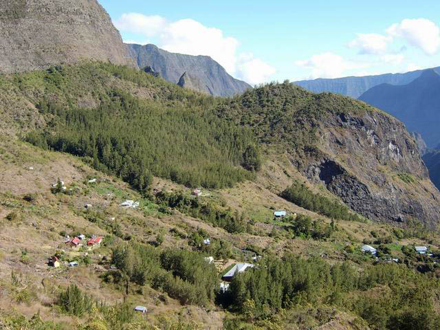 Une partie de Roche Plate vue du sentier de Trois Roches