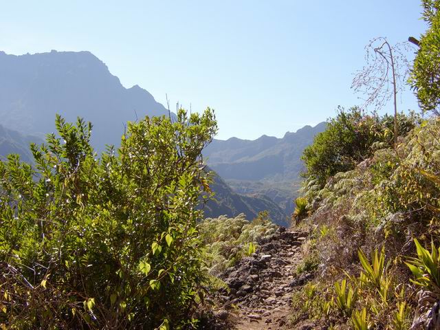 Le sentier caillouteux entre Roche Plate et Trois Roches