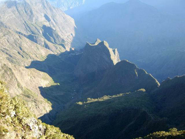 L'Ilet des Orangers à l'ombre du Piton Berone