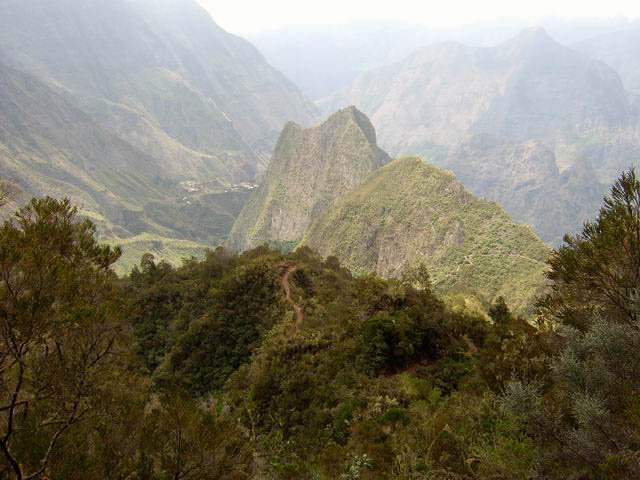 Le Piton Berone et le sentier vertigineux qui mène à Ti Col (à droite)