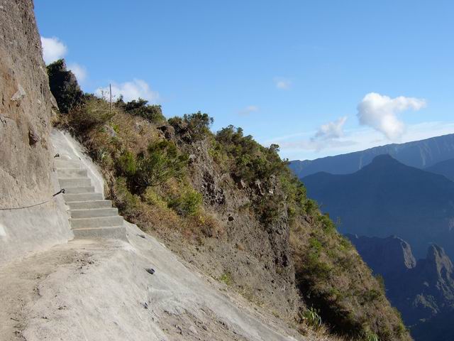 Le sentier à Ti-Col, refait suite à l'effondrement du à Diwa