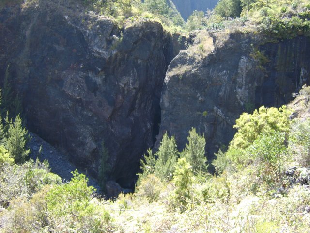 La Rivière des Galets coule au fond de profonds canyons