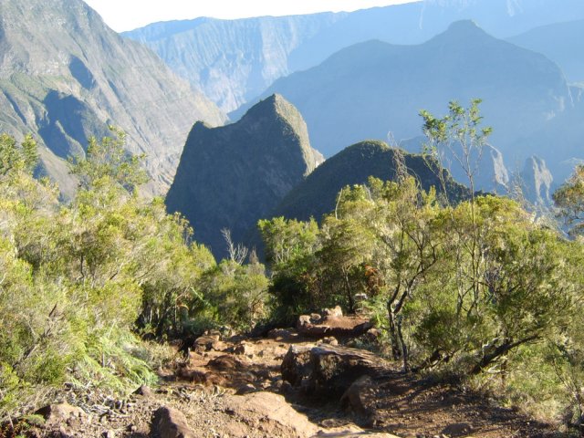Toujours des cailloux, de la terre et de hautes marches usées