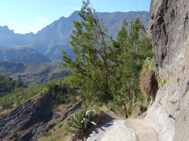 Profiter du passage sécurisé pour admirer les panoramas en direction de Marla et du Bénare