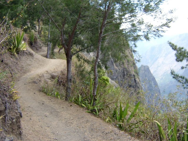 L'agréable sentier sableux qui descend vers Roche Plate